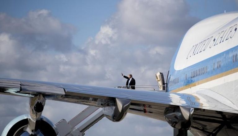 ترامب يلوح لمودعيه في مطار بالم بيتش الدولي 