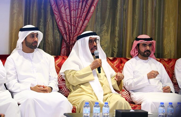 الفريق ضاحي خلفان خلال المحاضرة الفريق ضاحي خلفان تميم مع مؤلف الكتاب