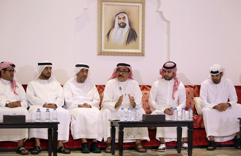 الفريق ضاحي خلفان تميم مع مؤلف الكتاب