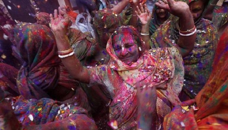 هنديات يحتفلن بمهرجان الألوان 