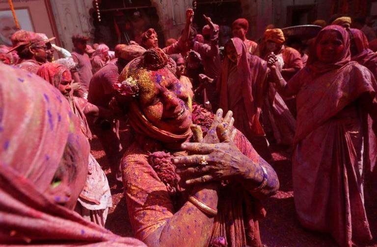 هنديات يحتفلن بمهرجان الألوان