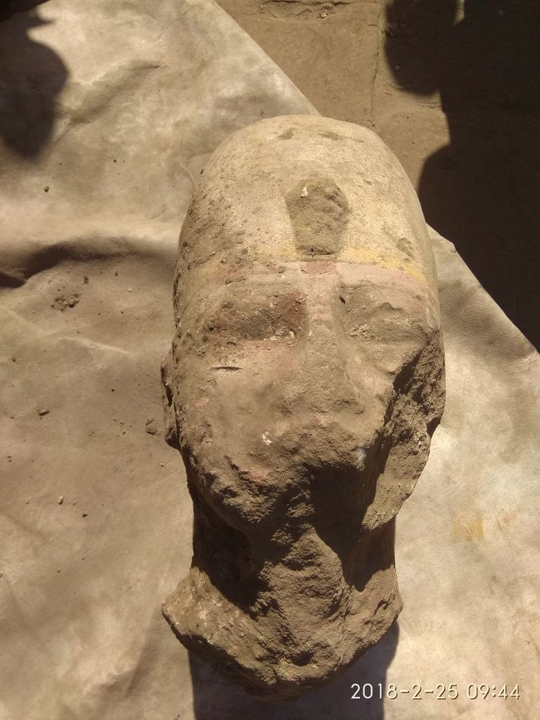 جزء من تمثال جداري ضخم من الحجر الرملي يمثل الملك رمسيس الثاني