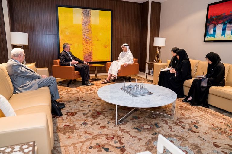 منح الوسام جاء لجهود وزير كوستاريكا في تعزيز العلاقات بين الإمارات وبلاده الشيخ خليفة بن زايد آل نهيان رئيس دولة الإمارات