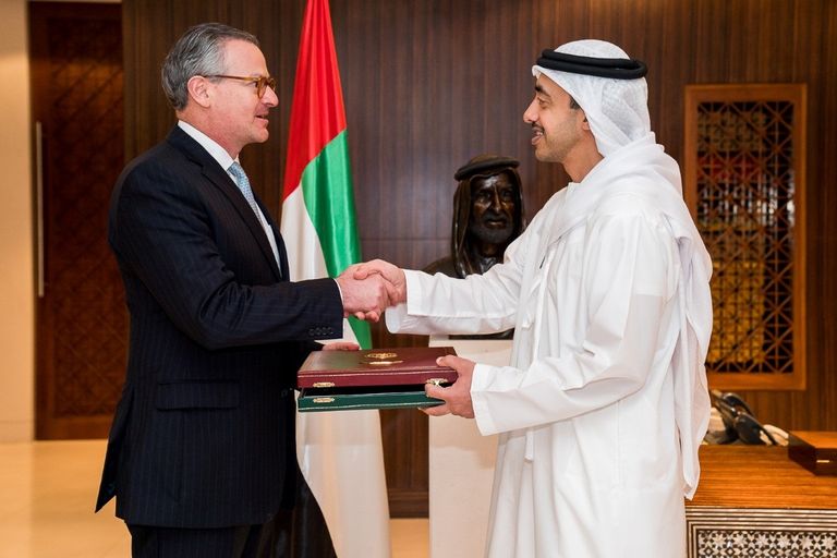 الشيخ عبدالله بن زايد آل نهيان يقلد مانويل جونزاليس وسام الاستقلال الشيخ خليفة بن زايد آل نهيان رئيس دولة الإمارات