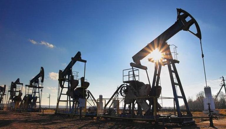 المخزون الأمريكي يضعف النفط