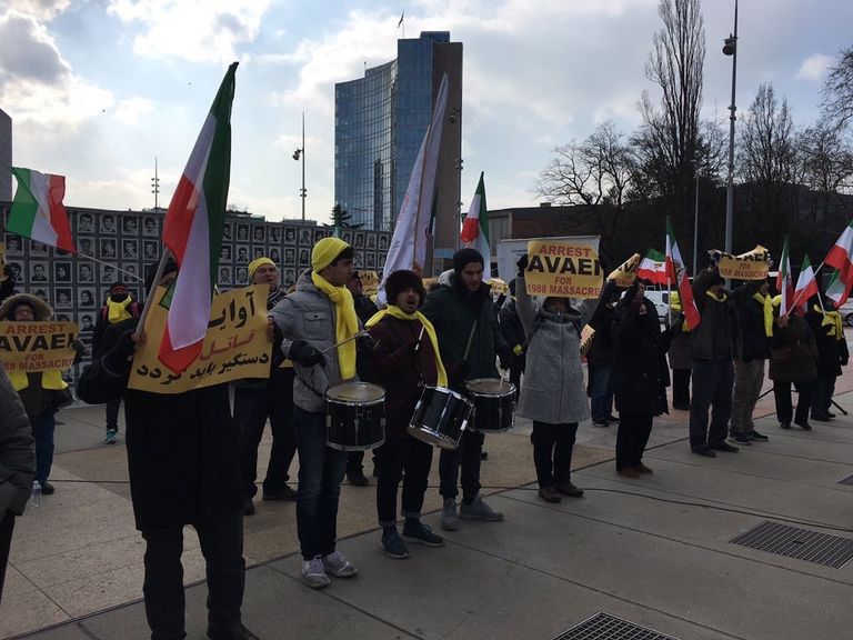 مظاهرات من المعارضة الإيرانية ضد وزير العدل أمام مقر الأمم المتحدة المجلس الدولي لحقوق الإنسان