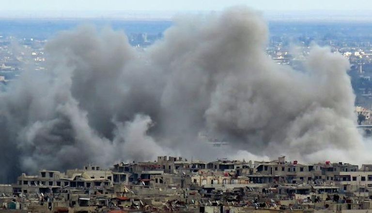 دخان كثيف يغطي الأجواء جراء القصف العنيف على الغوطة الشرقية- أ.ف.ب