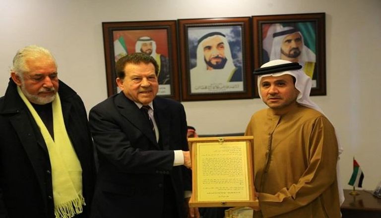 القائم بأعمال سفير الإمارات بالأردن يتسلم الدرع