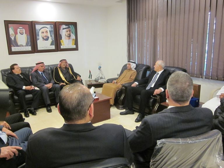 القائم بأعمال سفير الإمارات بالأردن يتسلم الدرع