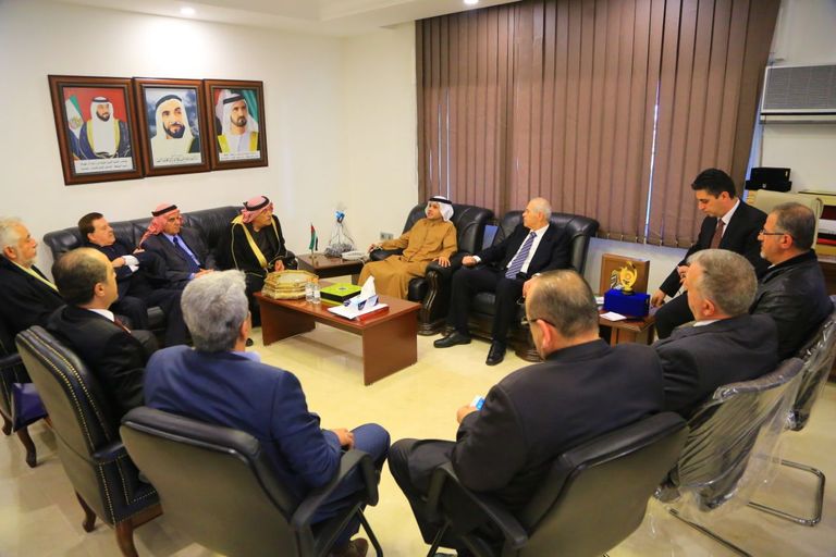 القائم بأعمال سفير الإمارات بالأردن يتسلم الدرع