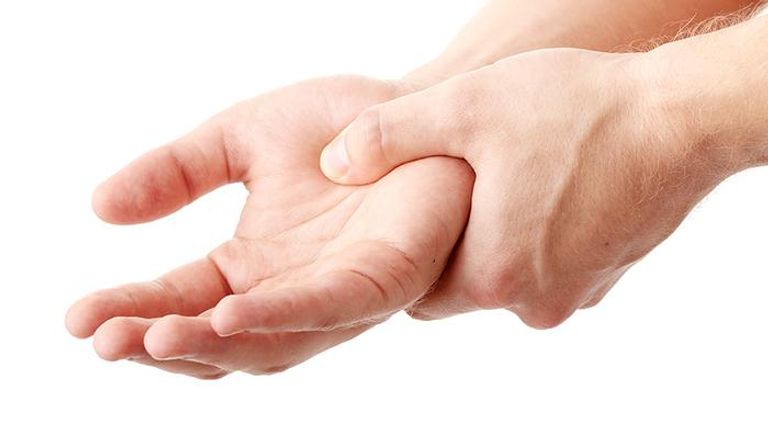 يمكن للتنميل أن يصيب أطراف اليدين ويؤدي إلى فقدان الإحساس لبعض الوقت