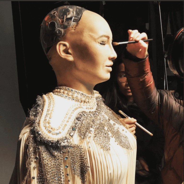 الروبوت صوفيا يقتحم عالم الأزياء والموضة