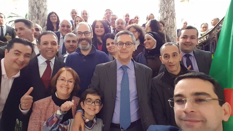 استقبال السفير الجزائري في فرنسا وأعضاء السفارة للطفل عماد شيالي 