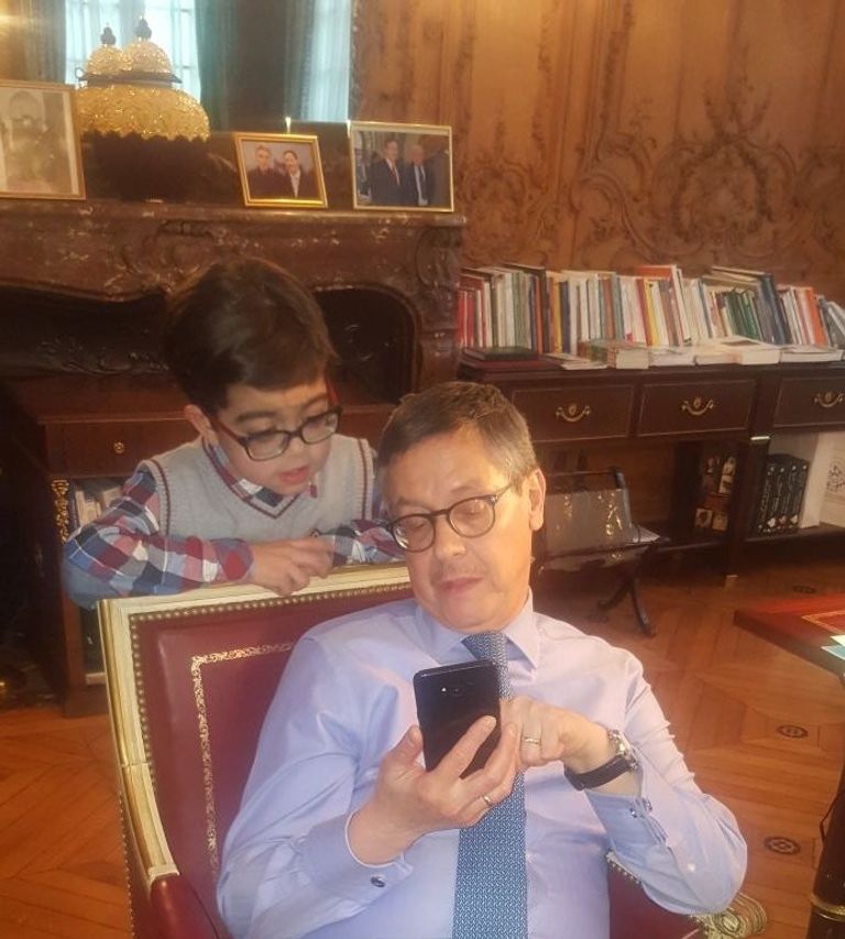 استقبال السفير الجزائري في فرنسا للطفل عماد شيالي 