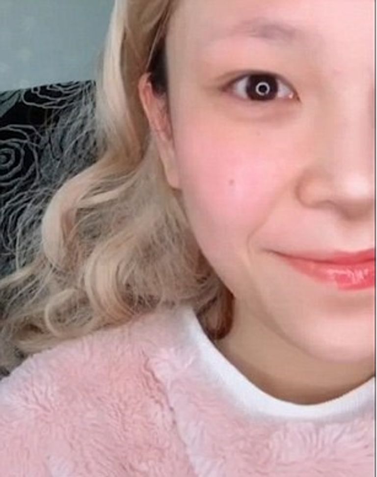 فتاة صينية تستخدم مساحيق التجميل لتتحول إلى نجمات غربيات