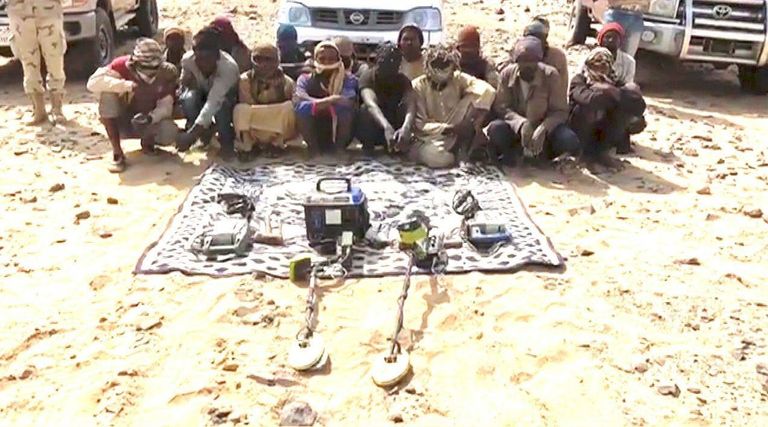 بعض المقبوض عليهم قوات الجيش خلال رصد أسلحة الإرهابيين