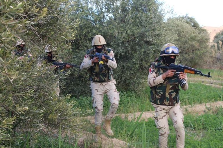 جنود بقوات الجيش المصري قوات الجيش خلال رصد أسلحة الإرهابيين