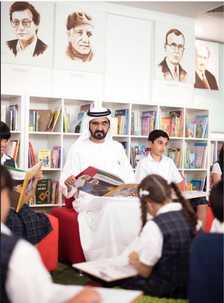 الشيخ محمد بن راشد آل مكتوم  يقرأ مع طلبة مدارس 