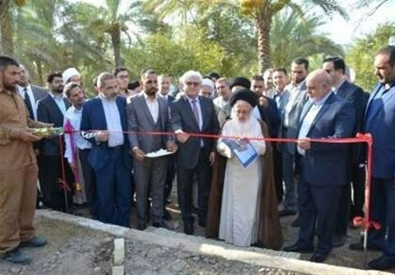 صورة نشرتها وسائل الإعلام الإيرانية عن وضع حجر أساس الجامعة في العراق