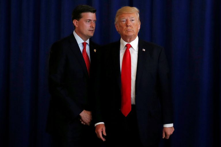 8 من الموجودين في الصورة رحلوا عن البيت الأبيض