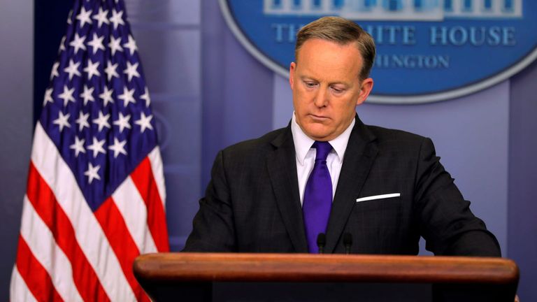 8 من الموجودين في الصورة رحلوا عن البيت الأبيض