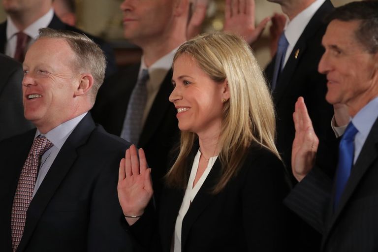 8 من الموجودين في الصورة رحلوا عن البيت الأبيض