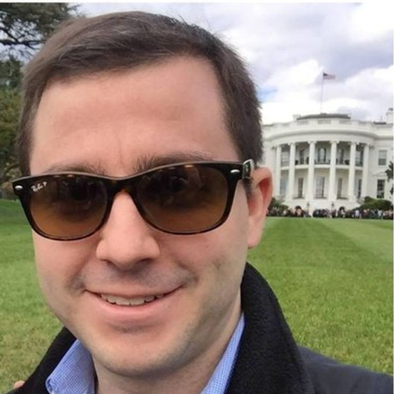 8 من الموجودين في الصورة رحلوا عن البيت الأبيض