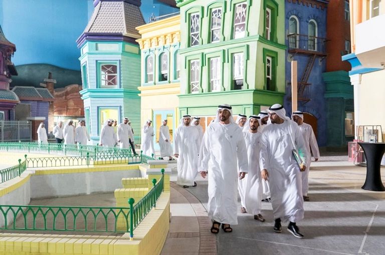 محمد بن زايد يطلع على مراحل إنجاز عدد من المشاريع في جزيرة ياس