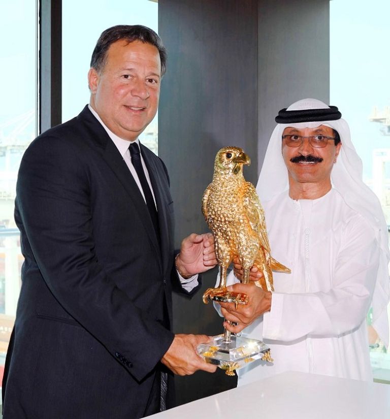 سلطان أحمد بن سليم يسلم تذكار لرئيس بنما