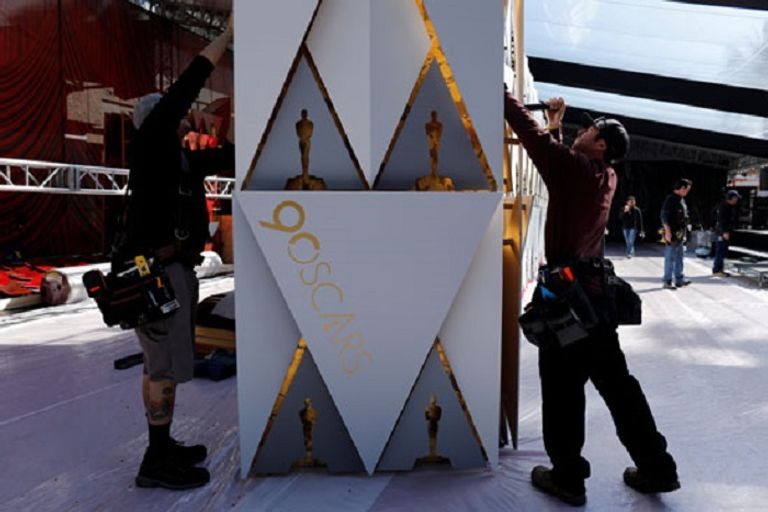 استعدادات على قدم وساق لحفل الأوسكار فرش سجادة الأوسكار