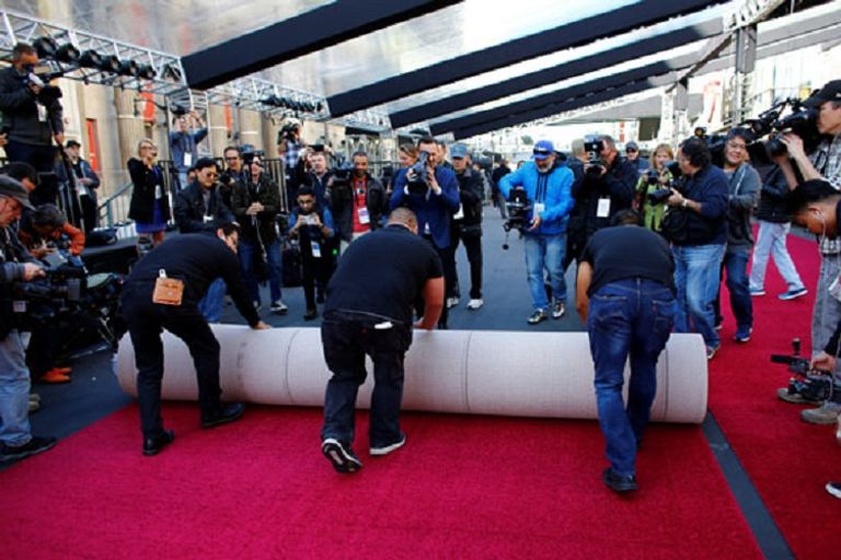 السجادة الحمراء تستعد لاستقبال مشاهير ونجوم العالم فرش سجادة الأوسكار