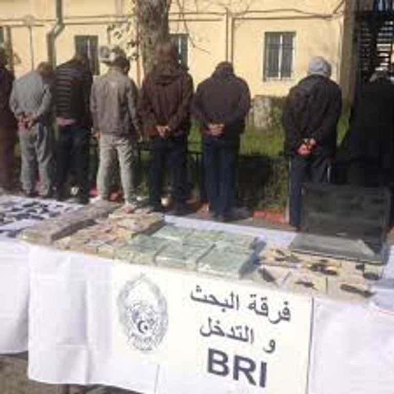 شبكة مختصة في تزوير الوثائق وتهريب السيارات