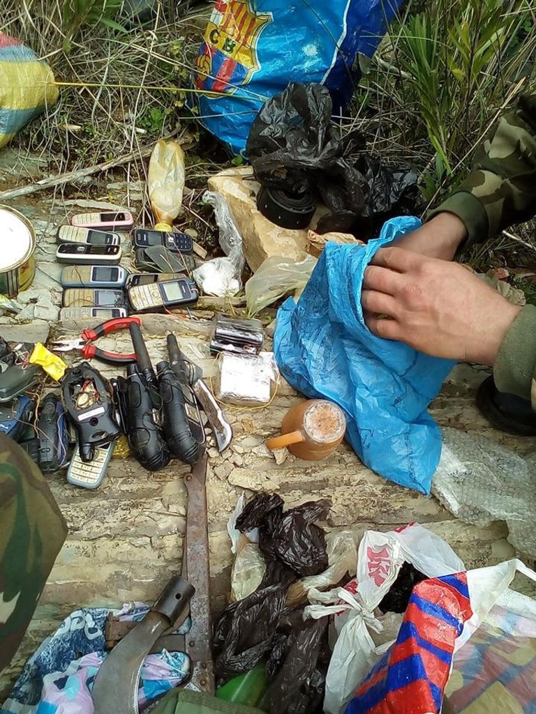 المعدات التي عثر عليها بداخل المخبأين