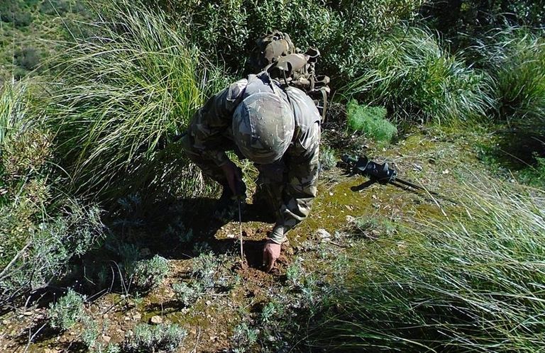 عملية اسكتشاف الألغام التقليدية المزروعة في محيط المخبأين 