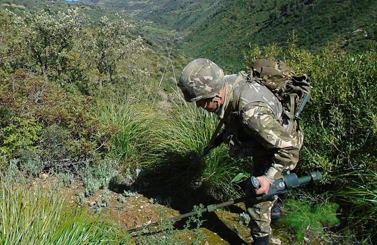 عملية اسكتشاف الألغام التقليدية المزروعة في محيط المخبأين