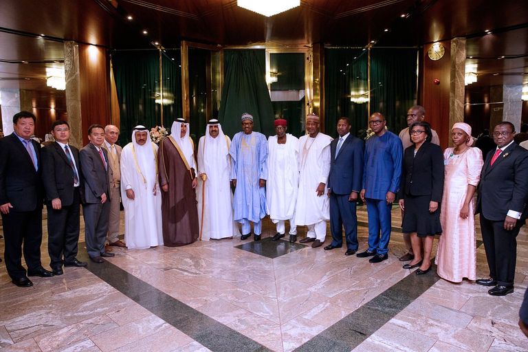 الوفد القطري غير الرسمي مع رئيس نيجيريا نيجيريا استقبلت"الحمدين" بعلم مجهول