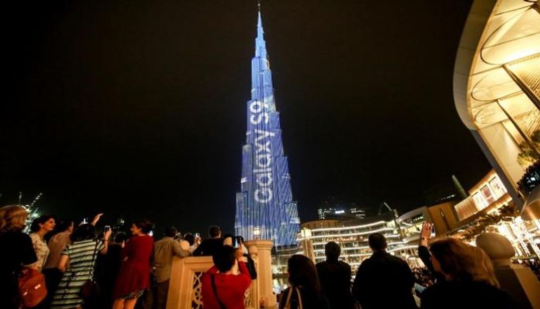 سامسونج تستعرض هاتفين جديدين على واجهة برج خليفة