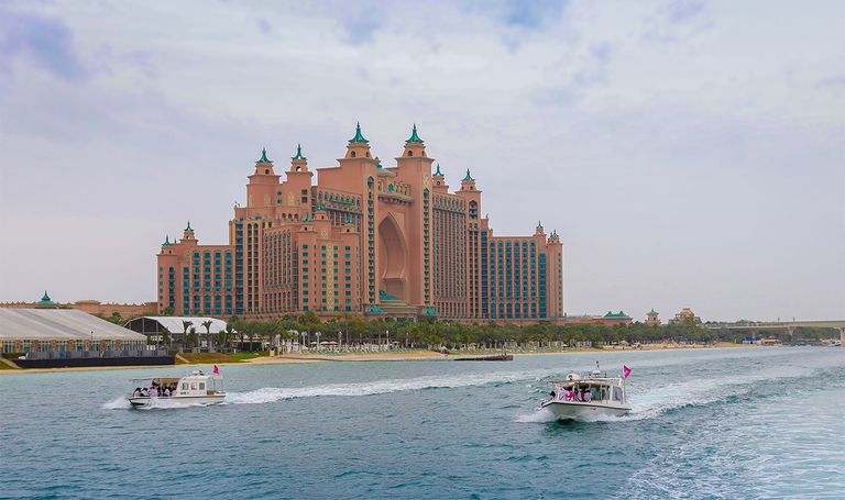 القافلة الوردية على شاطئ النخلة دبي القافلة الوردية على شاطئ النخلة دبي