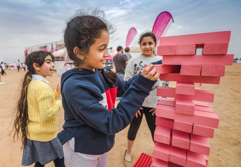 مسيرة الفرسان الصغار القافلة الوردية على شاطئ النخلة دبي