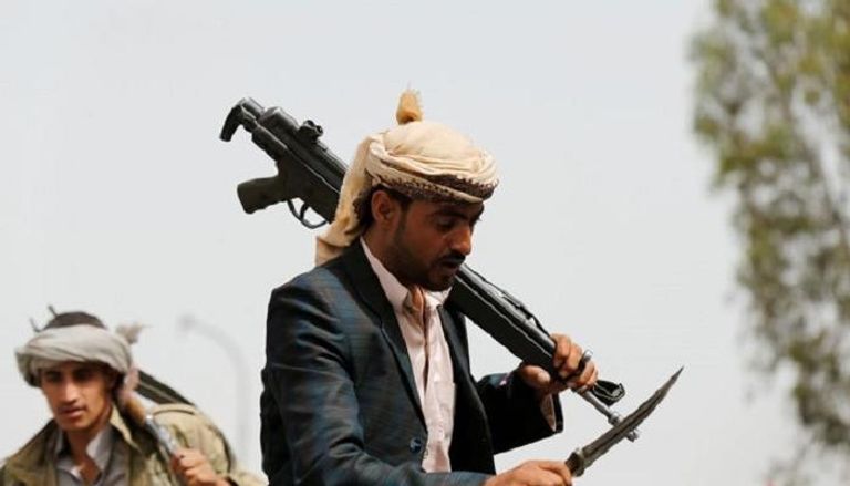 الحوثيون يشهرون السلاح بوجه بعضهم بعد إشهاره في وجه اليمنيين