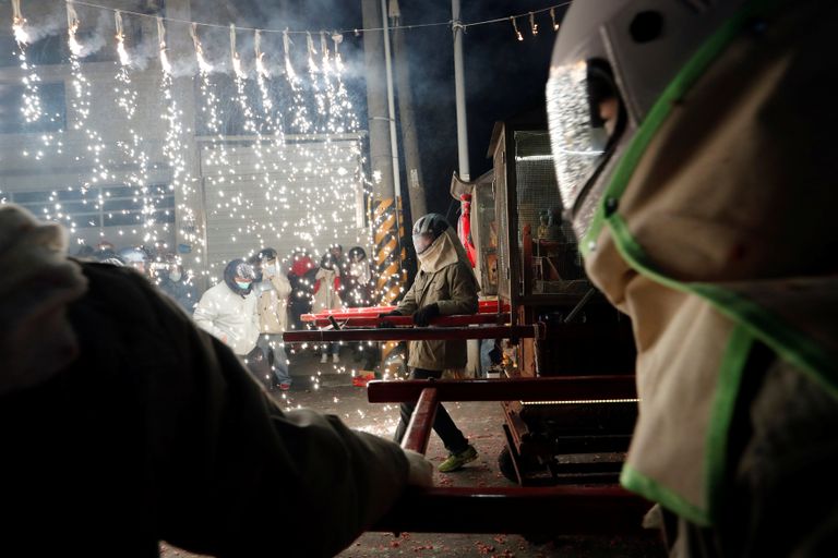 مهرجان الفوانيس يدخل مرحلة الألعاب النارية