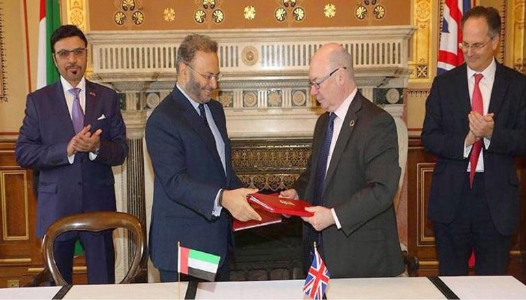 الدكتور أنور بن محمد قرقاش مع وزير الدولة البريطاني لشؤون الشرق الأوسط