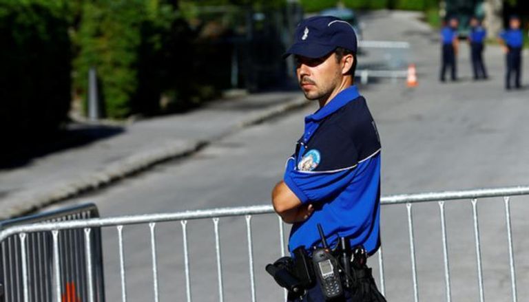 عنصر أمن من الشرطة السويسرية