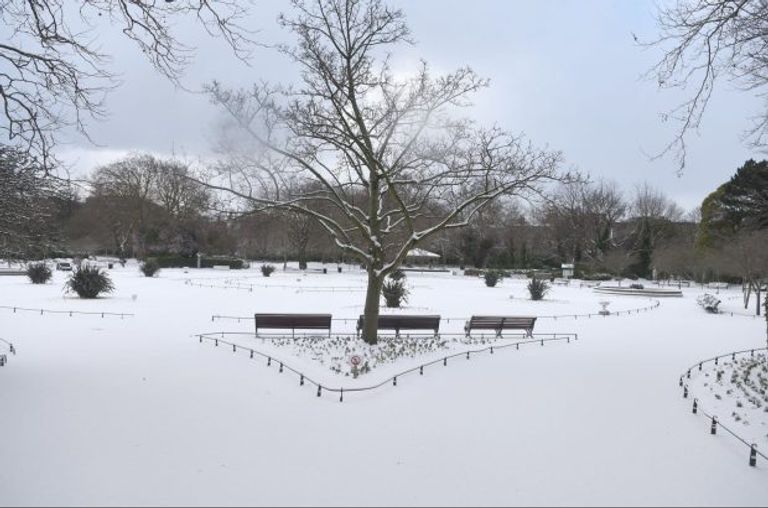 حديقة ستيفنز جرين تظهر مدى انخفاض درجات الحرارة في دبلن العاصفة الثلجية "وحش الشرق" تضرب العاصمة الأيرلندية دبلن