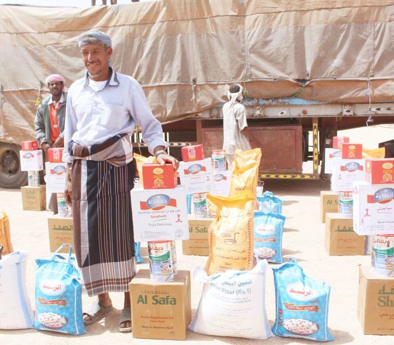 المساعدات في طريقها للمحتاجين في مديرية الصعيد بشبوة اليمنية هيئة الهلال الأحمر الإماراتية تواصل إغاثة أهالي مديرية الصعيد باليمن