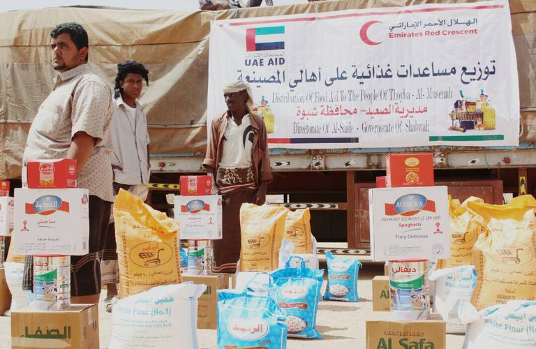 توزيع مساعدات غذائية على أهالي المصينعة في شبوة هيئة الهلال الأحمر الإماراتية تواصل إغاثة أهالي مديرية الصعيد باليمن