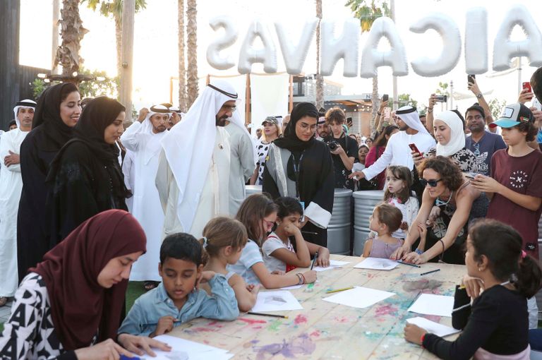 الشيخ محمد بن راشد آل مكتوم يتابع إبداعات الأطفال في دبي كانفس  الشيخ محمد بن راشد آل مكتوم أثناء زيارته إلى دبي كانفس