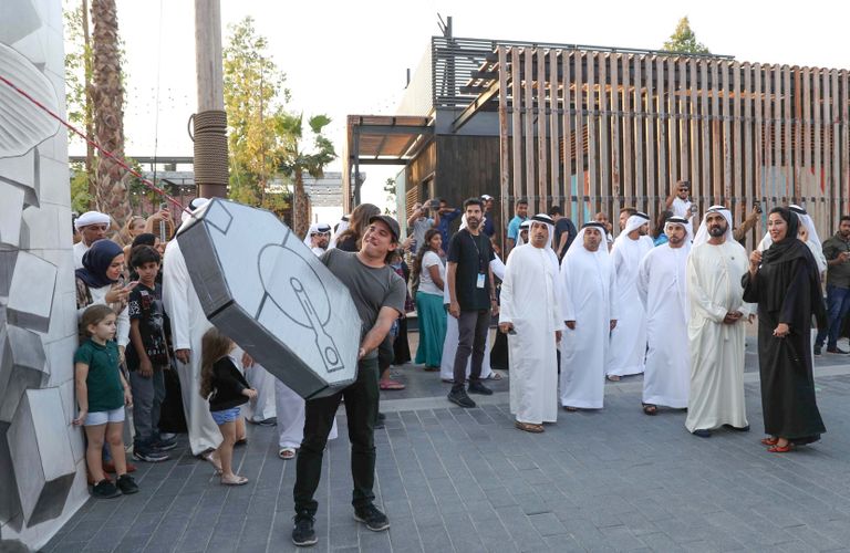 الشيخ محمد بن راشد يشاهد أحد الأعمال الفنية  في دبي كانفس