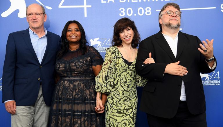 ريتشارد جينكينز وأوكتافيا سبنسر وسالي هوكينز وجييرمو ديل تورو خلال تقديم "شكل الماء" في فينيسيا. جييرمو ديل تورو يحلم بمجد الأوسكار