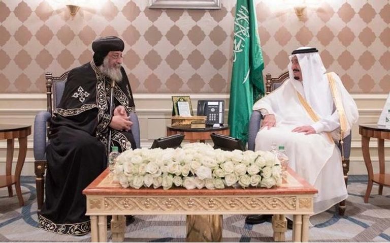 الملك سلمان بن عبد العزيز خلال استقبال البابا تواضروس الكاتدرائية المرقسية بالقاهرة